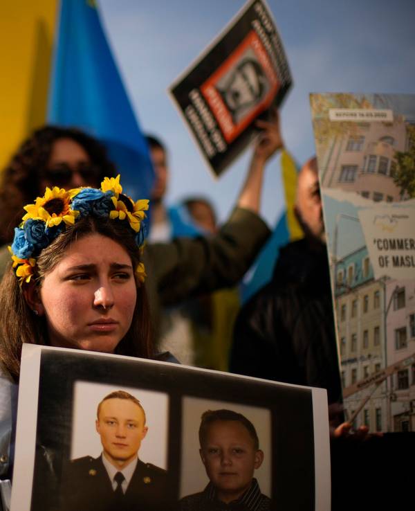 24.02.2023, Türkei, Istanbul: Teilnehmer einer Demonstration gegen Russlands Invasion in der Ukraine hören einer Rede zu. Die russische Armee hatte die Ukraine am 24.02.2022 überfallen.