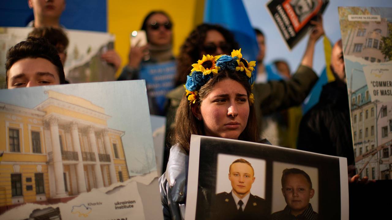 24.02.2023, Türkei, Istanbul: Teilnehmer einer Demonstration gegen Russlands Invasion in der Ukraine hören einer Rede zu. Die russische Armee hatte die Ukraine am 24.02.2022 überfallen.