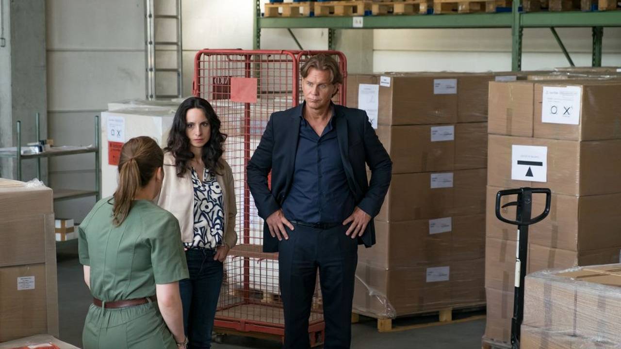 Jessie Weller (Josefine Israel, l.) gibt Caspar Bergmann (Thomas Heinze, r.) und Annabell Lorenz (Stephanie Stumph, M.) wertvolle Informationen zu Feldkamps Leben.
