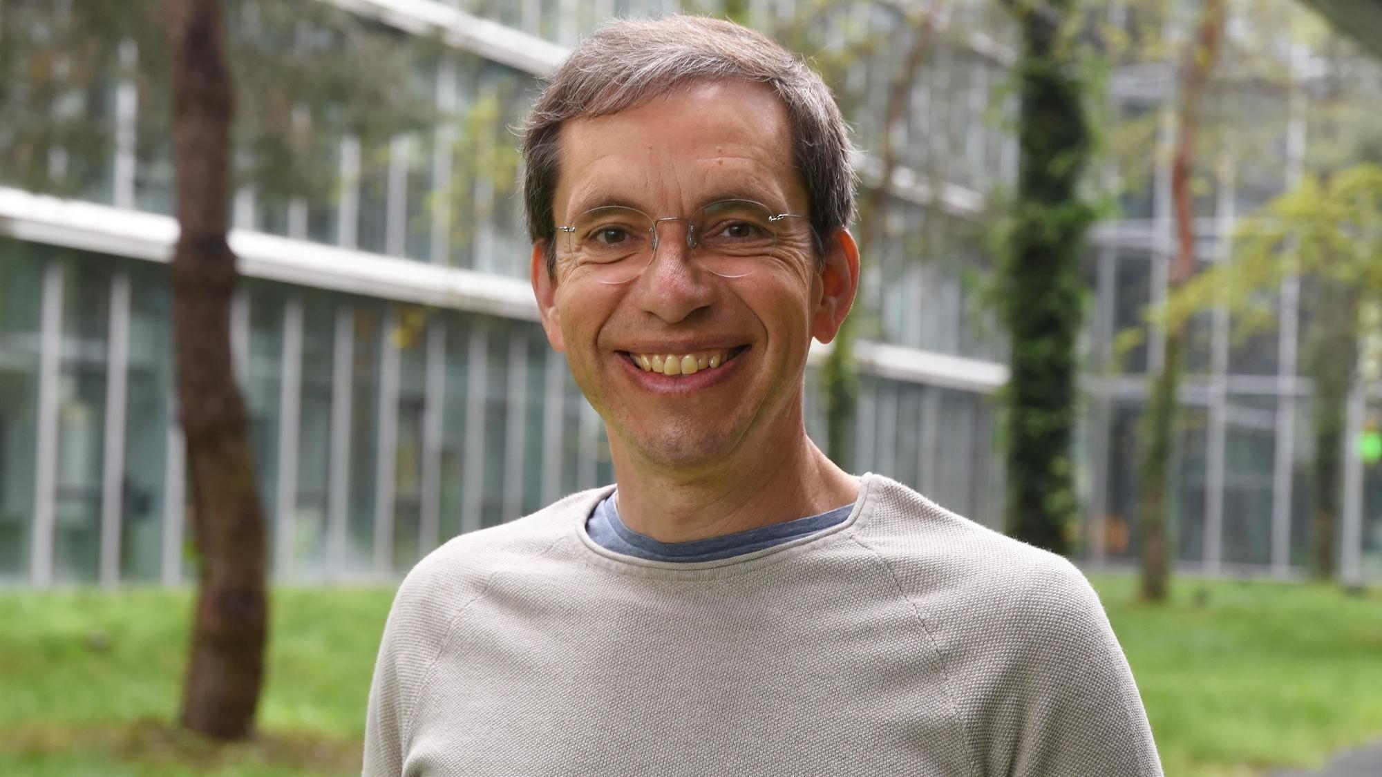 Jens Söring lächelt bei einem Fotoshooting in die Kamera.