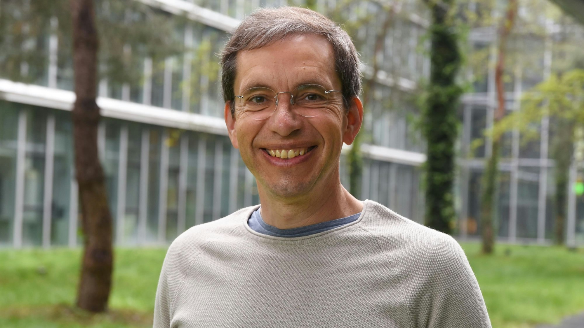 Jens Söring lächelt bei einem Fotoshooting in die Kamera.