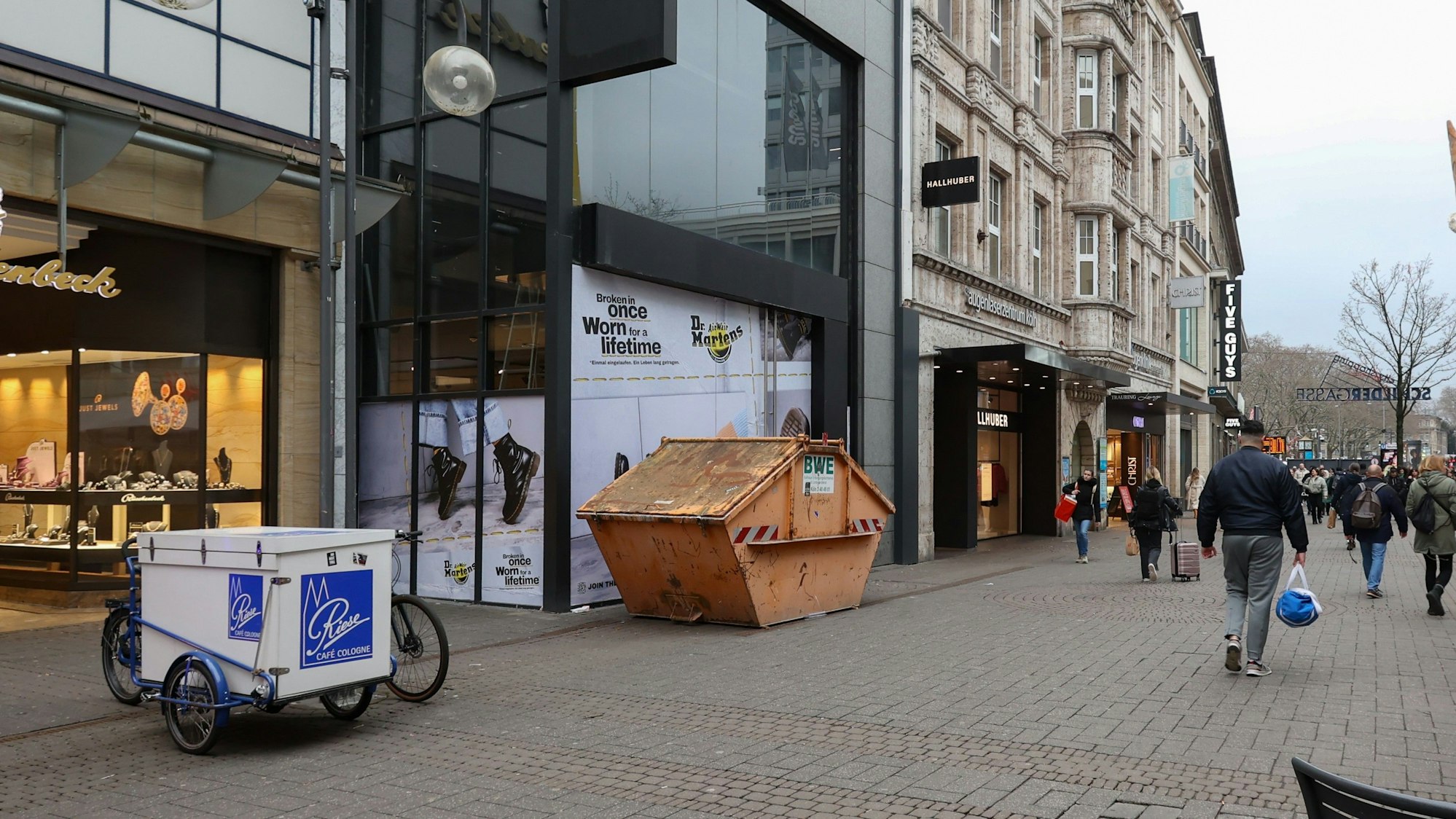 Ein Baucontainer steht vor einem Geschäft in der Schildergasse. Hier entsteht die größte deutsche Dr.-Martens-Filiale.