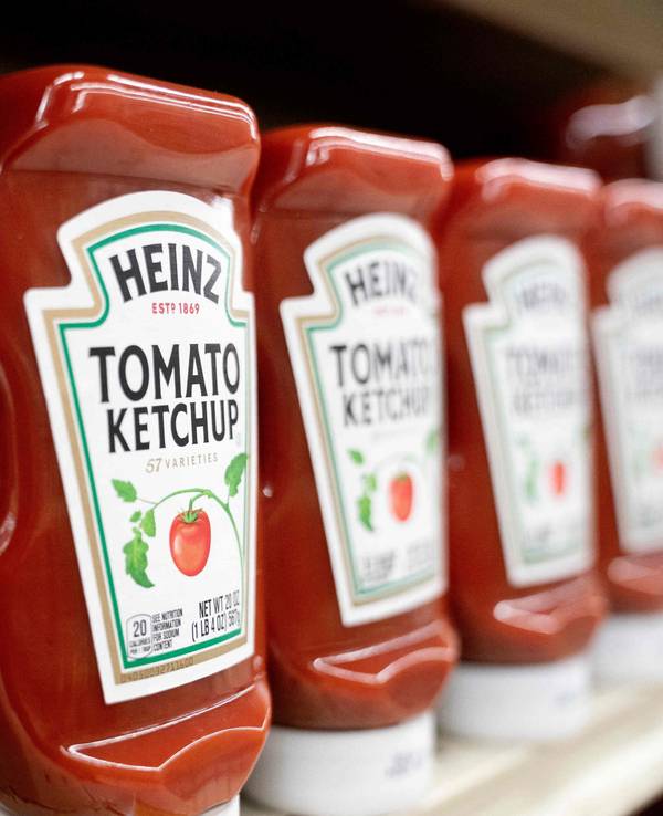 Heinz-Ketchup in einem Supermarkt-Regal.