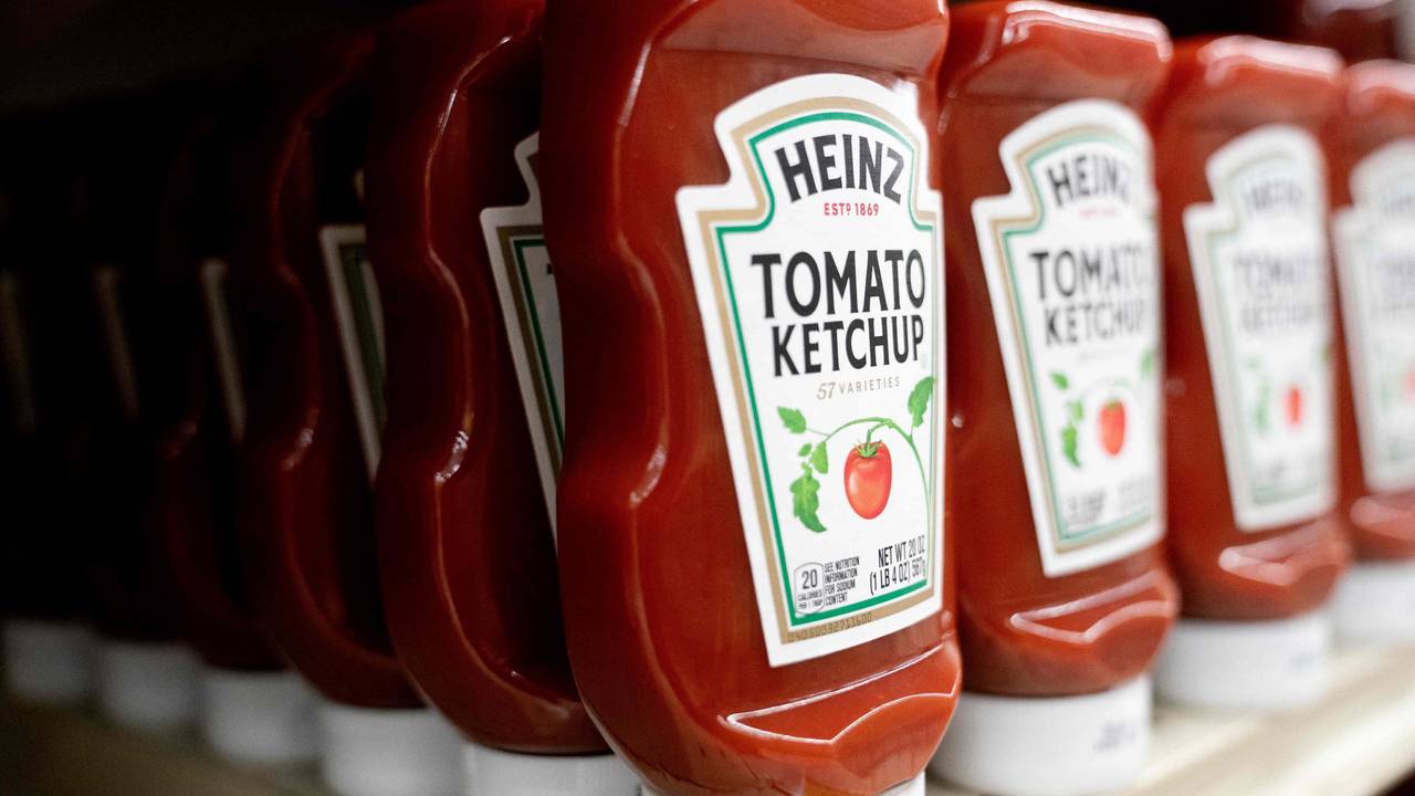 Heinz-Ketchup in einem Supermarkt-Regal.