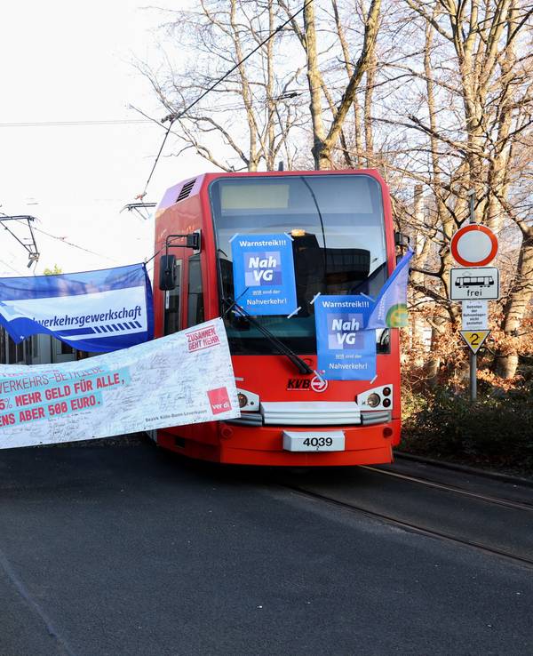 KVB-Bahnen in Köln sind mit Verdi-Plakaten bei einem Streik abgehängt.