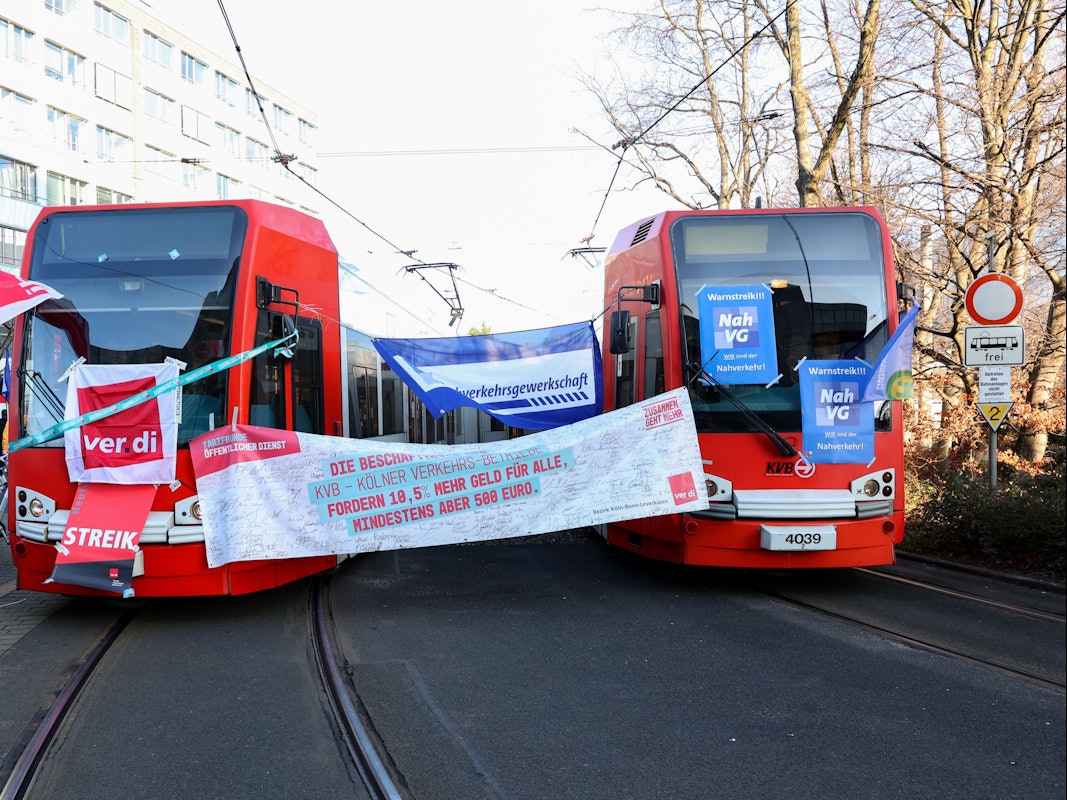 KVB-Bahnen in Köln sind mit Verdi-Plakaten bei einem Streik abgehängt.