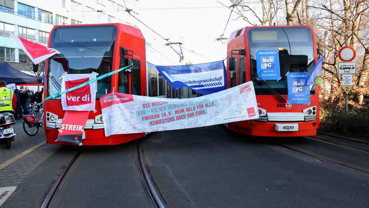KVB-Bahnen in Köln sind mit Verdi-Plakaten bei einem Streik abgehängt.