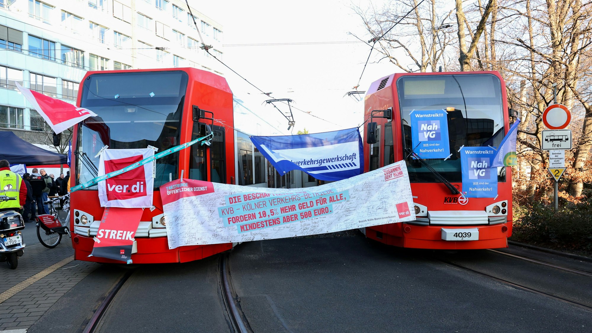 KVB-Bahnen in Köln sind mit Verdi-Plakaten bei einem Streik abgehängt.