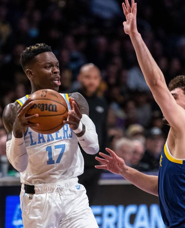 Dennis Schröder mit dem Ball in der Hand sucht einen freien Mitspieler.