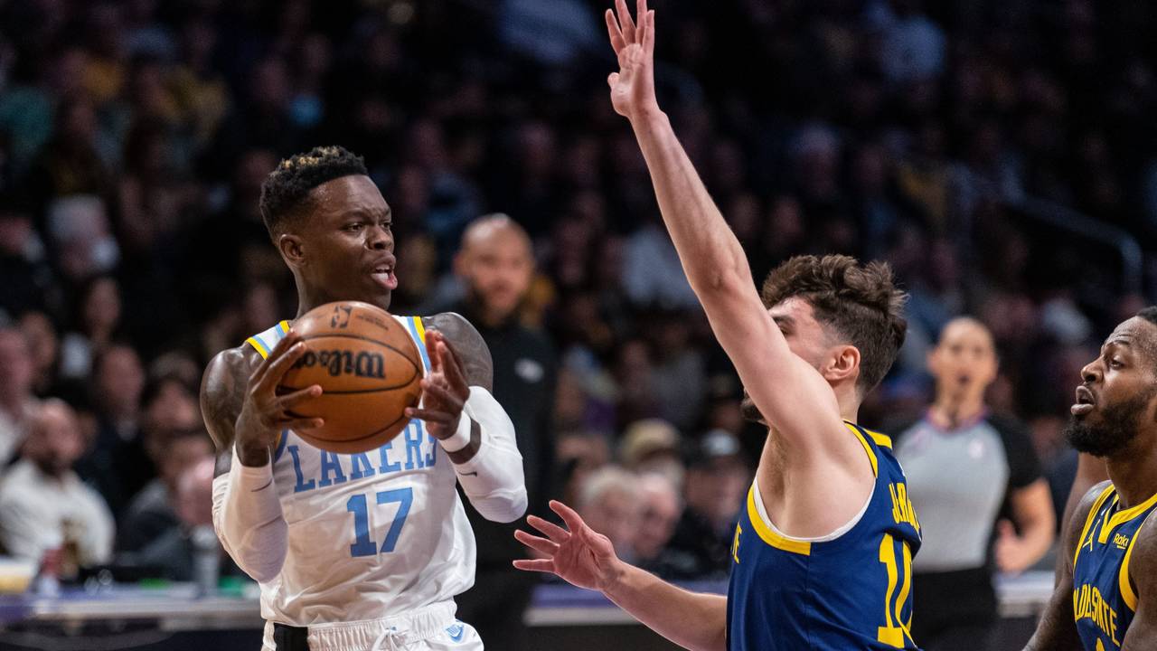 Dennis Schröder mit dem Ball in der Hand sucht einen freien Mitspieler.