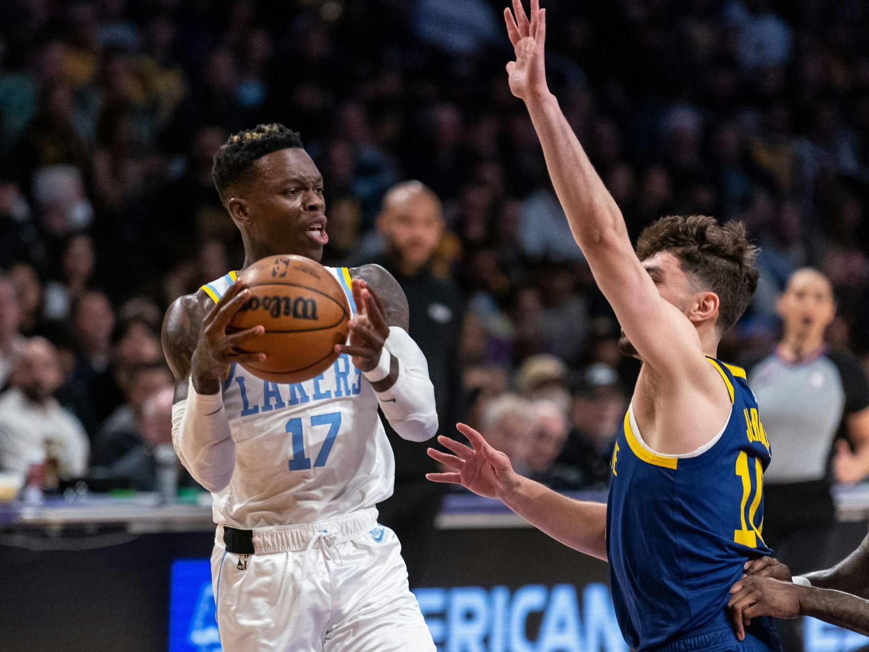 Dennis Schröder mit dem Ball in der Hand sucht einen freien Mitspieler.
