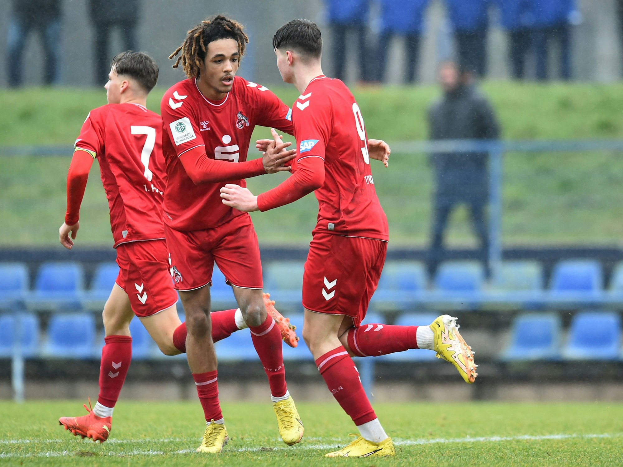 Tidiane Toure klatscht mit Jaka Cuber Potocnik ab.