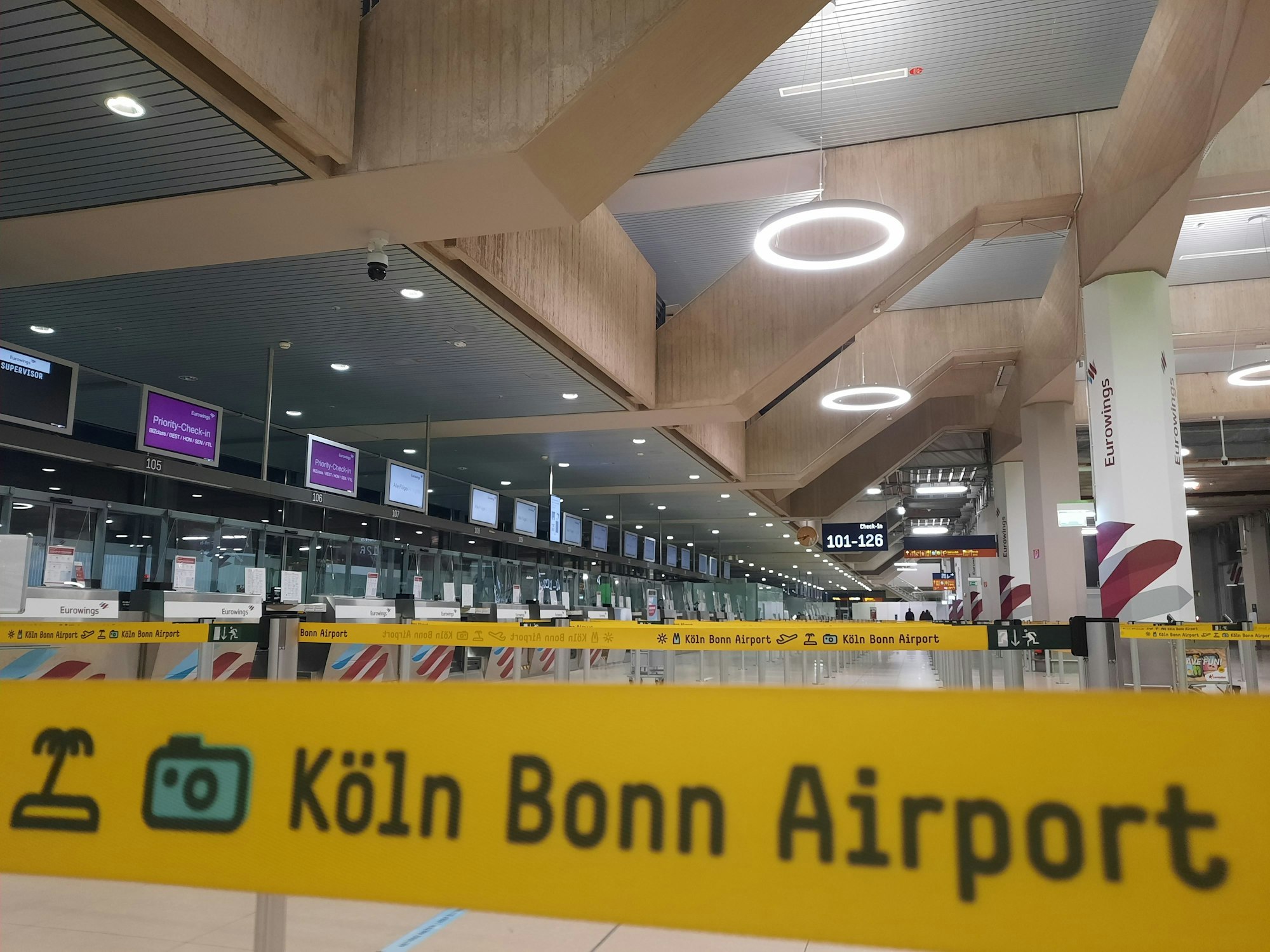 Leere Eurowings-Schalter am Flughafen Köln/Bonn.