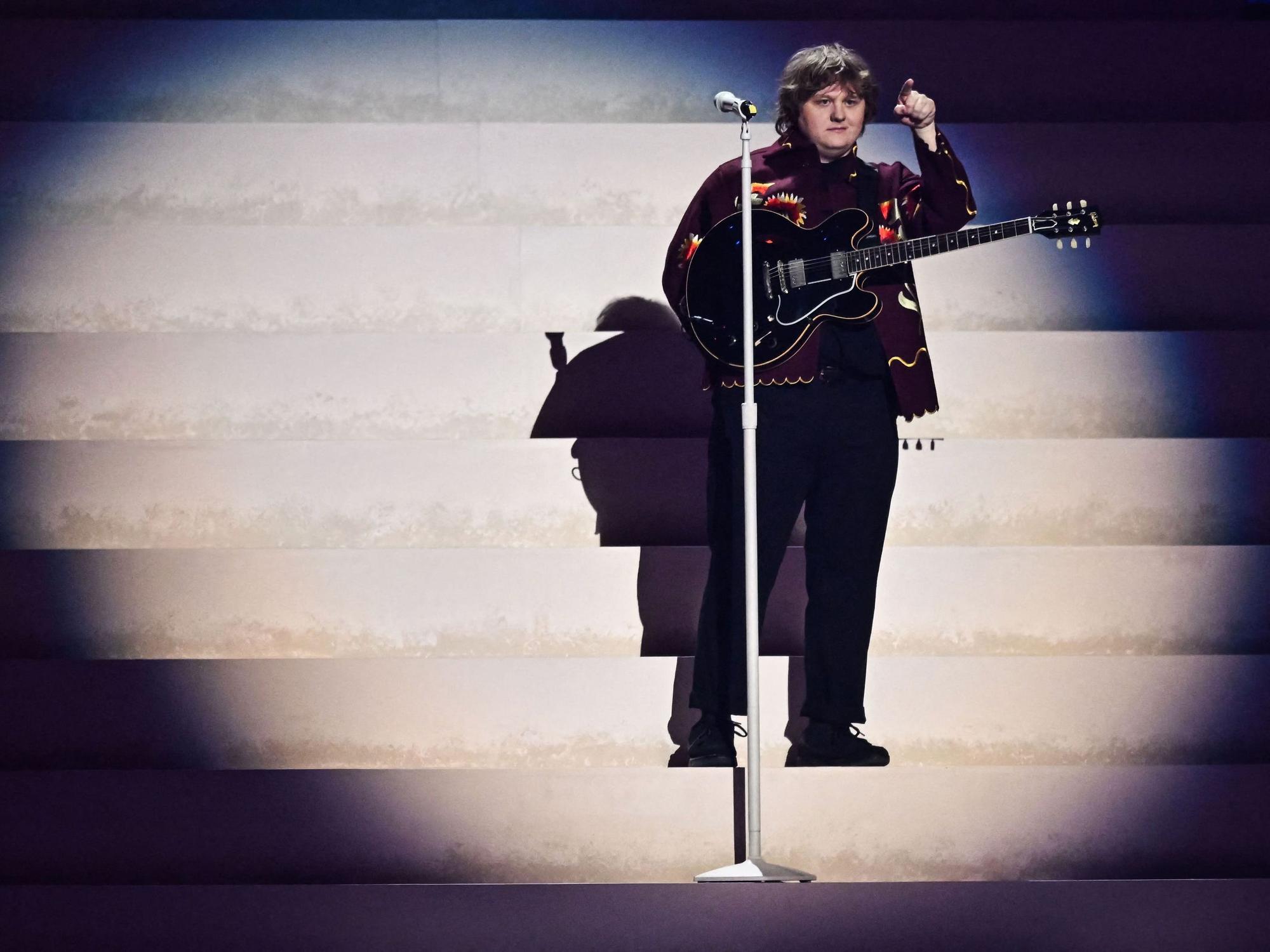 Lewis Capaldi, hier am 11. Februar 2023 während eines Auftritts bei den Brit Awards, leidet unter dem Tourette Syndrom.