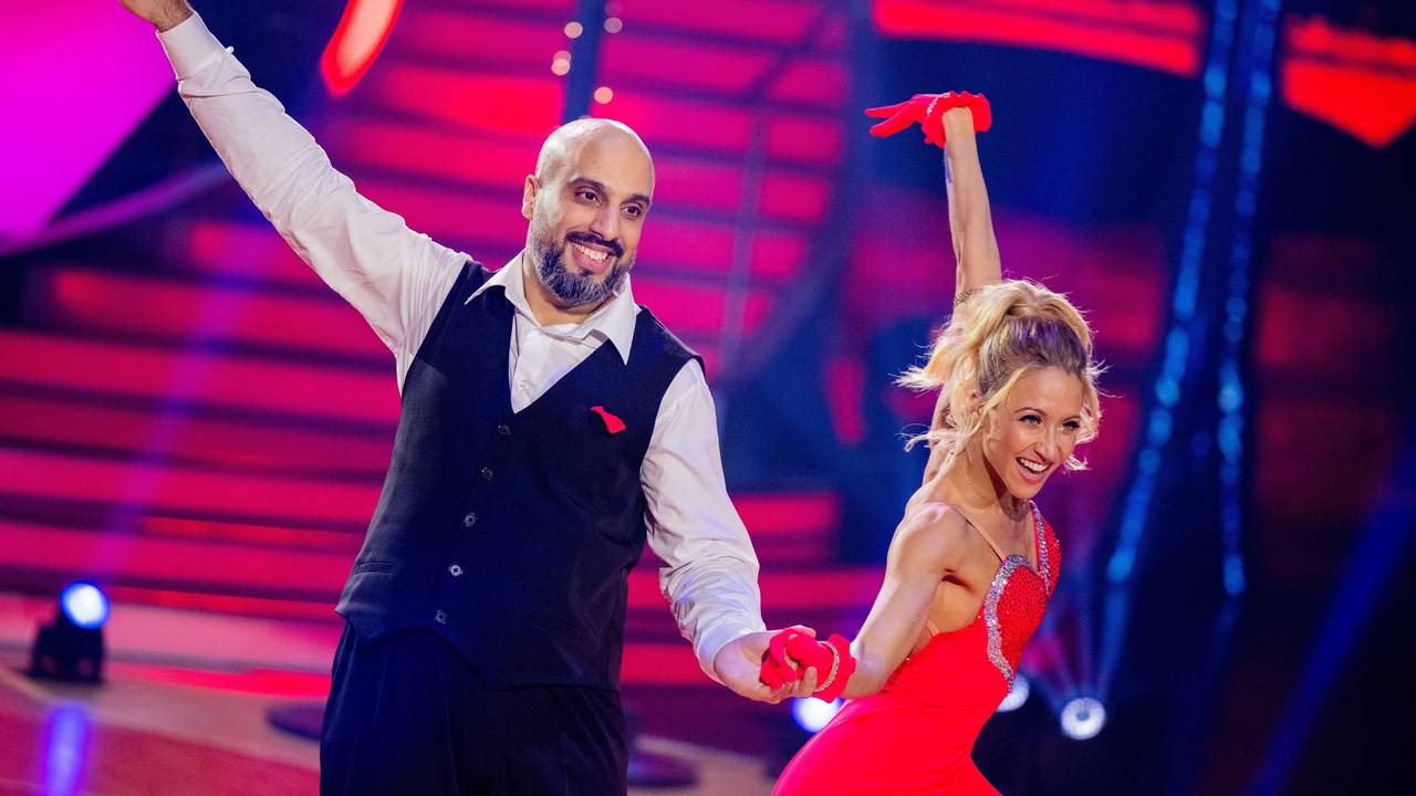 Abdelkarim, Comedian, und Kathrin Menzinger, Profitänzerin, tanzen in der RTL-Tanzshow "Let's Dance" 2023.