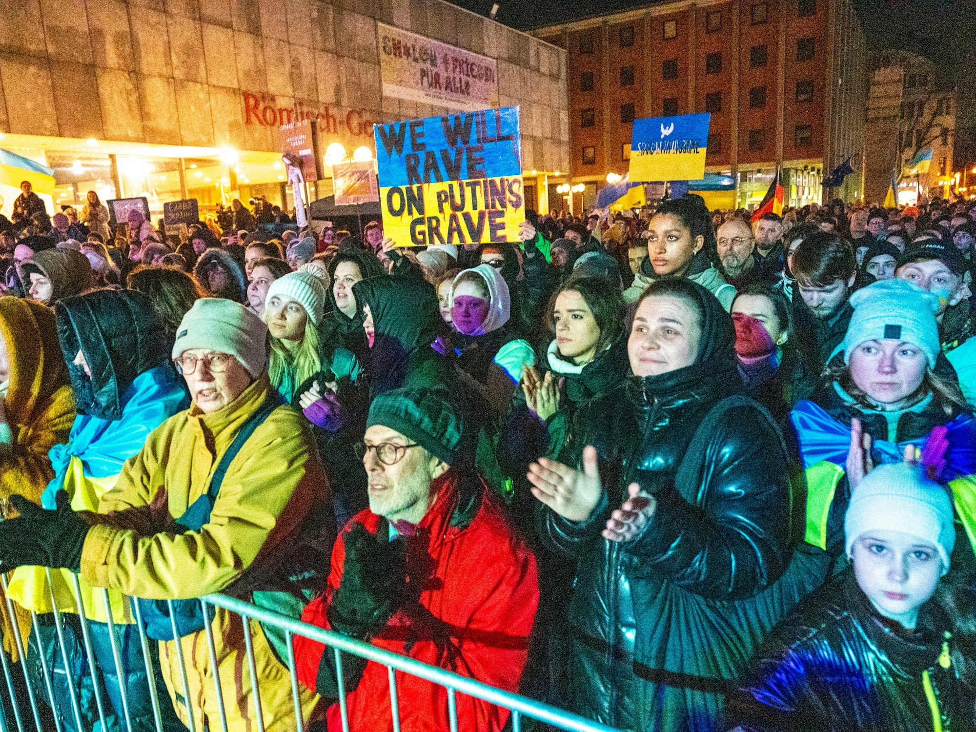 Blick auf den Roncalliplatz bei der Großdemo.