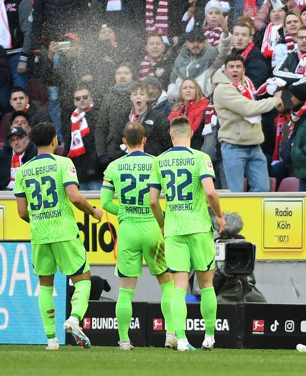 Bundesliga: Nach dem Tor zum 2:0 gegen den 1. FC Köln bekamen Maximilian Arnold (M.) und seine Wolfsburger Bierbecher ab.