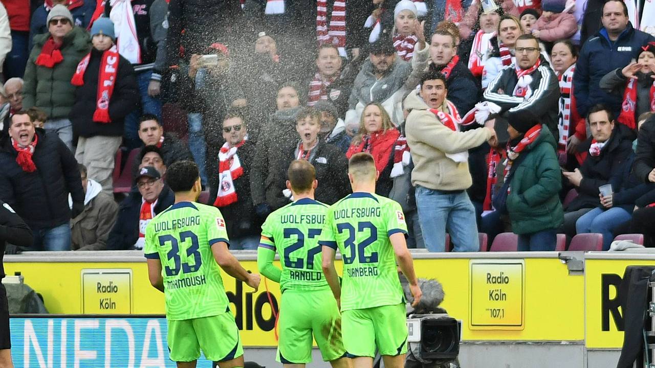 Bundesliga: Nach dem Tor zum 2:0 gegen den 1. FC Köln bekamen Maximilian Arnold (M.) und seine Wolfsburger Bierbecher ab.