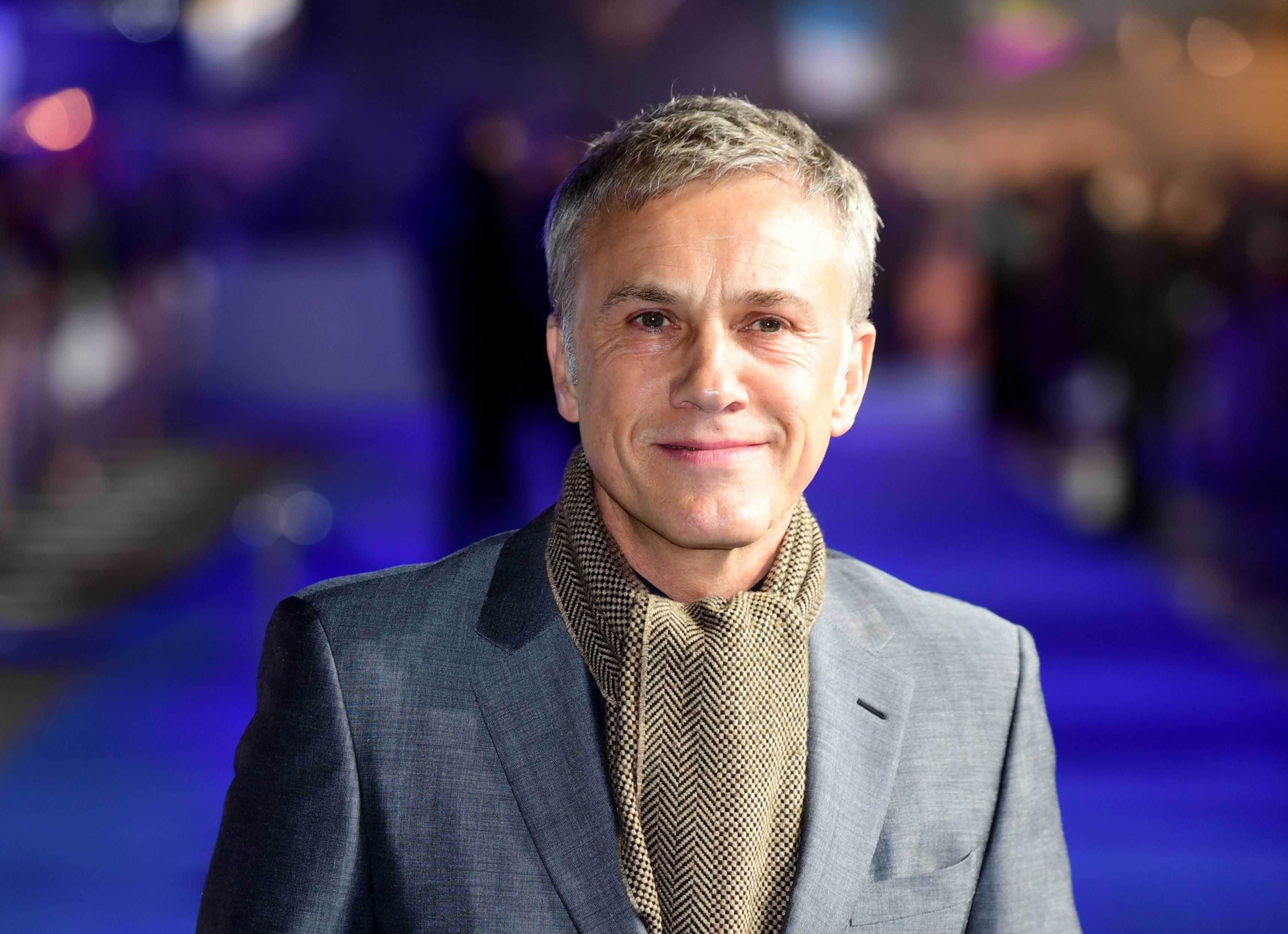 Der österreichische Schauspieler Christoph Waltz steht bei einer Premiere auf dem roten bzw. blauen Teppich.