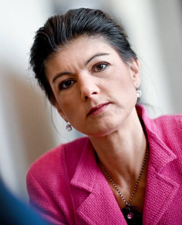 Auf dem Foto sieht man die Linke-Politikerin Sahra Wagenknecht.