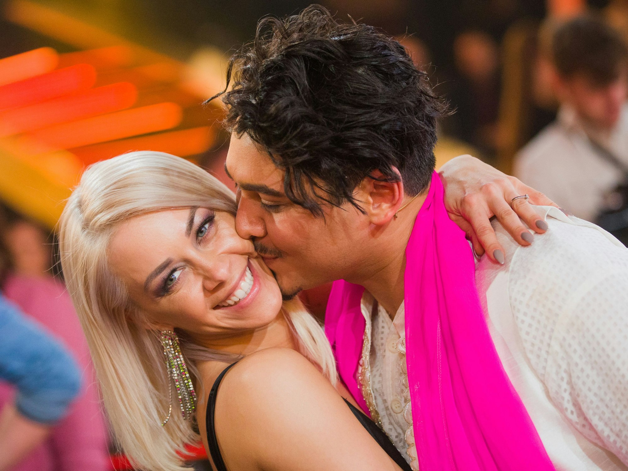 Profitänzer Erich Klann und seine Frau, die Profitänzerin Oana Nechiti küssen sich im Anschluss an die RTL-Tanzshow Let's Dance.