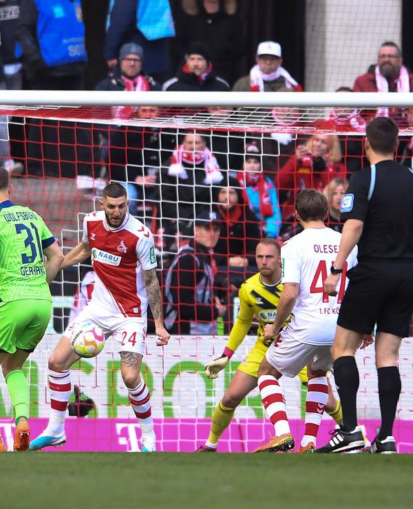 Yannick Gerhardt (l.) traf am Samstag (25. Februar 2023) für den VfL Wolfsburg gegen seinen Jugend-Klub, den 1. FC Köln.