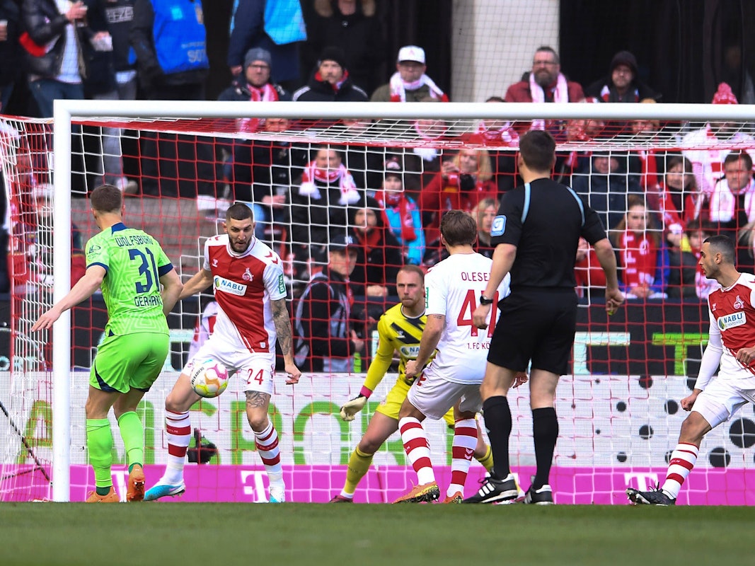 Yannick Gerhardt (l.) traf am Samstag (25. Februar 2023) für den VfL Wolfsburg gegen seinen Jugend-Klub, den 1. FC Köln.