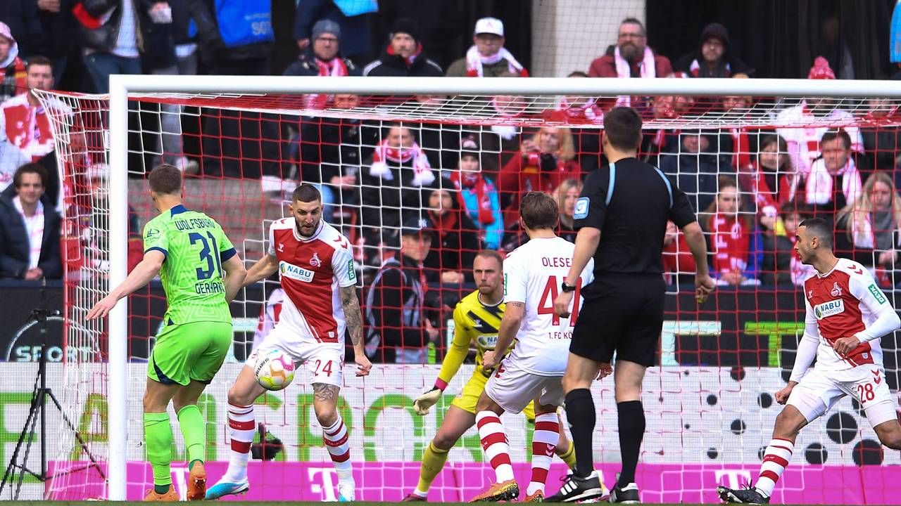 Yannick Gerhardt (l.) traf am Samstag (25. Februar 2023) für den VfL Wolfsburg gegen seinen Jugend-Klub, den 1. FC Köln.