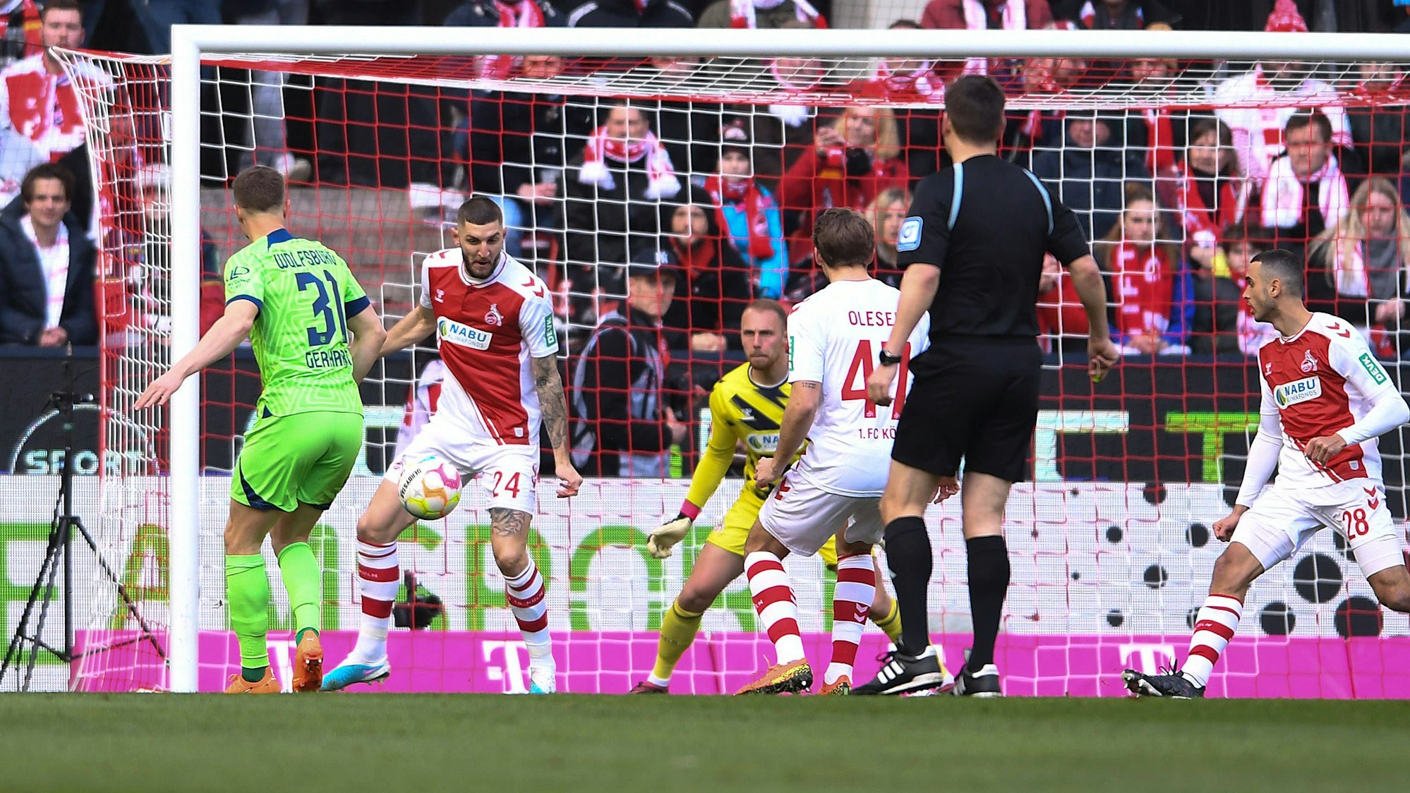 Yannick Gerhardt (l.) traf am Samstag (25. Februar 2023) für den VfL Wolfsburg gegen seinen Jugend-Klub, den 1. FC Köln.