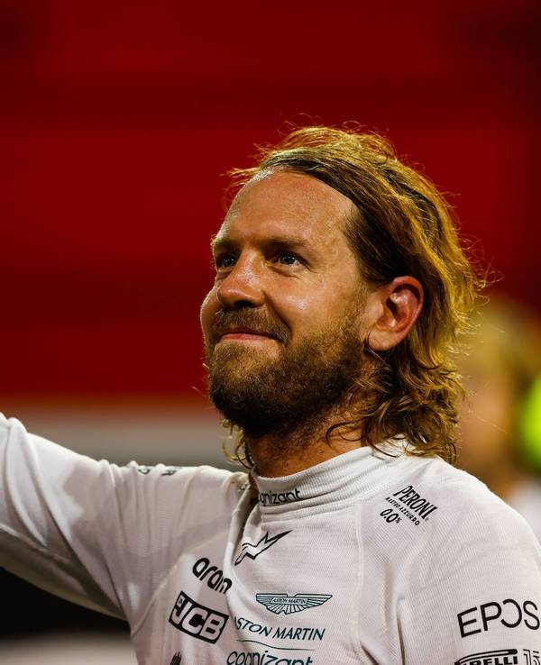 Sebastian Vettel winkt den Formel-1-Fans zu.