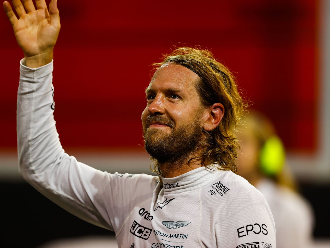 Sebastian Vettel winkt den Formel-1-Fans zu.