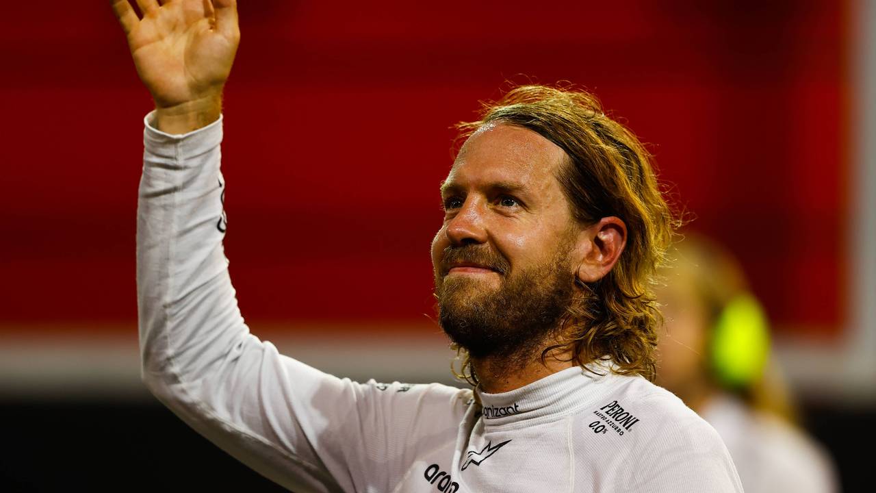 Sebastian Vettel winkt den Formel-1-Fans zu.