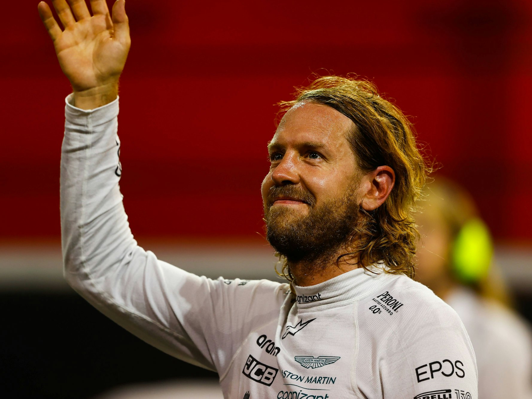 Sebastian Vettel winkt den Formel-1-Fans zu.