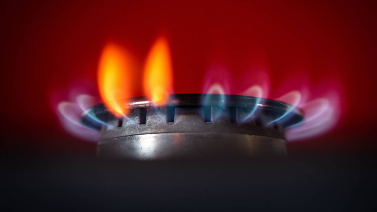 Flammen kommen aus einem Gasherd.