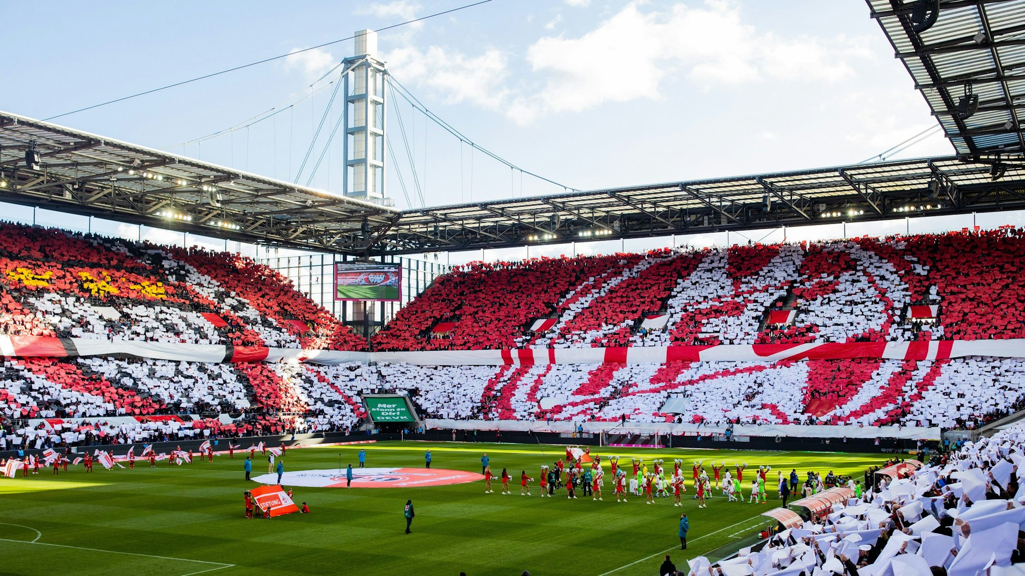 Die Fans des 1. FC Köln zeigen beim Heimspiel gegen den VfL Wolfsburg eine Choreografie.