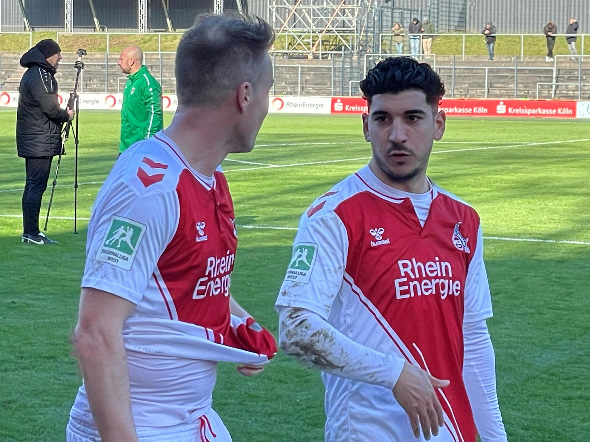 Dimitrios Limnios spricht mit Lukas Nottbeck.