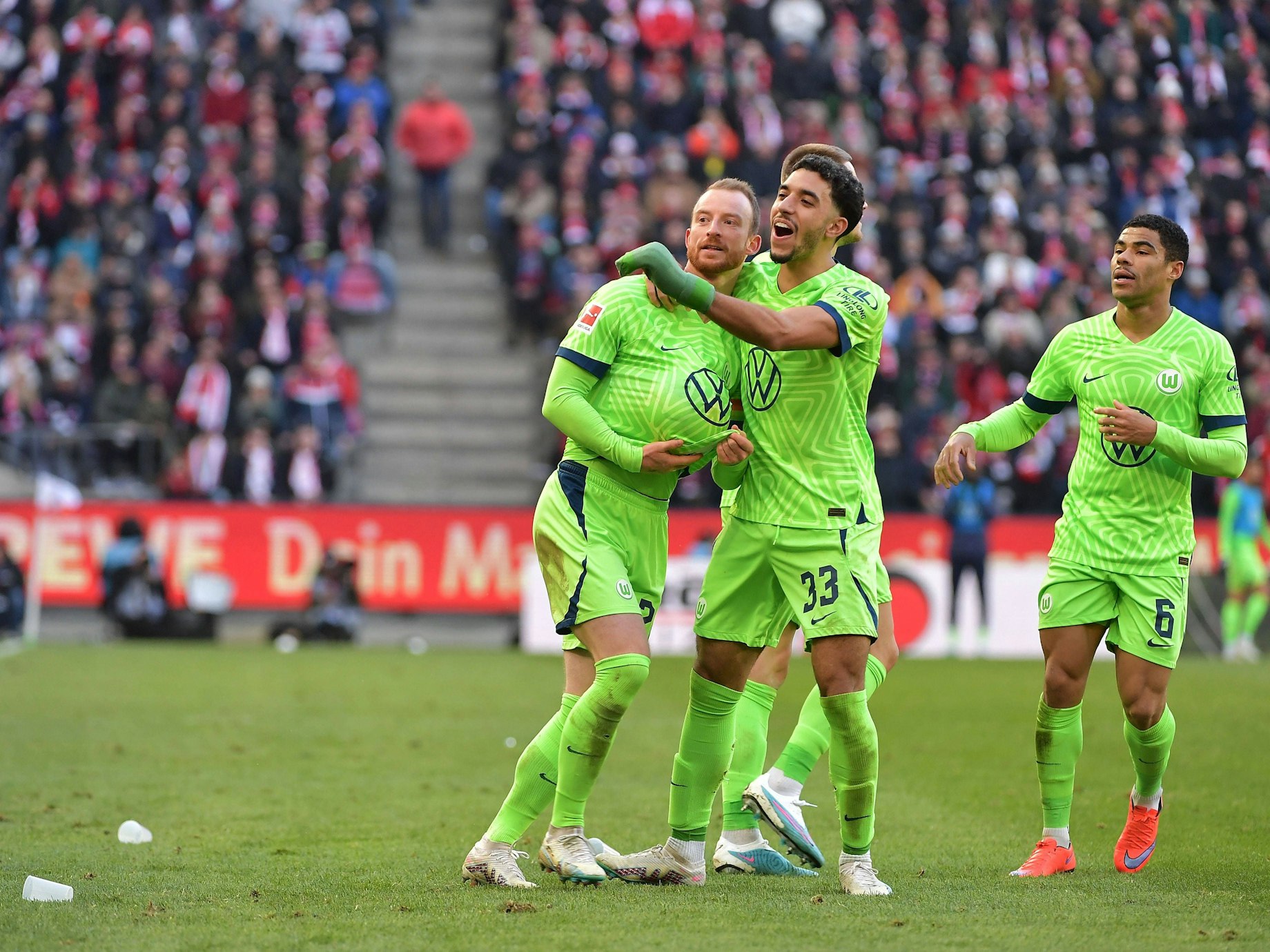 Wolfsburgs Maximilian Arnold (l.) jubelte gegen den 1. FC Köln am Samstag (25. Februar 2023) mit Ball unterm Trikot.