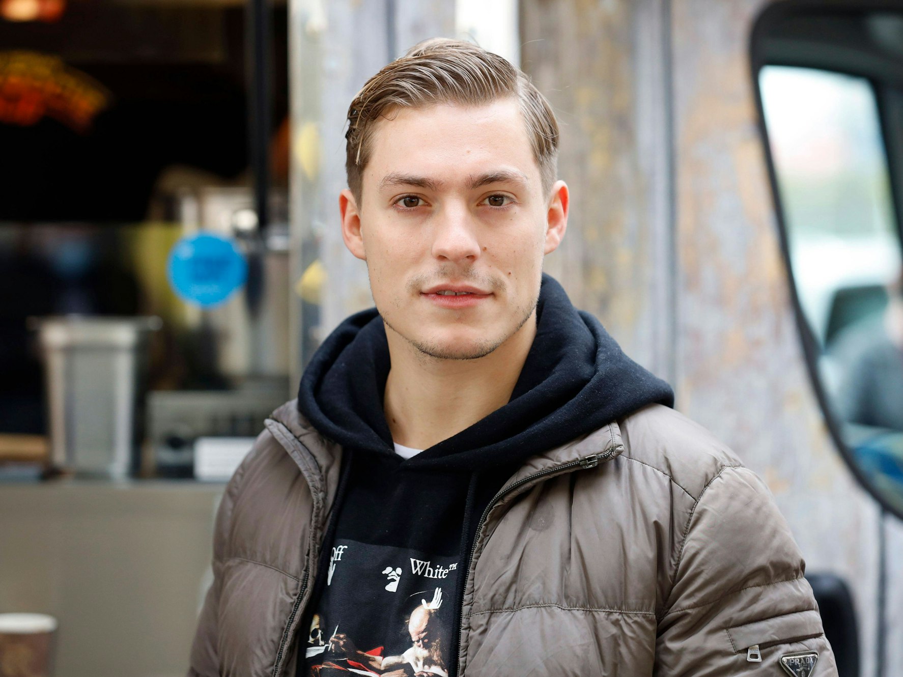 Henrik Stoltenberg am 16. April 2021 bei der Eröffnung von Willi Herrens „Rievkooche Bud“.