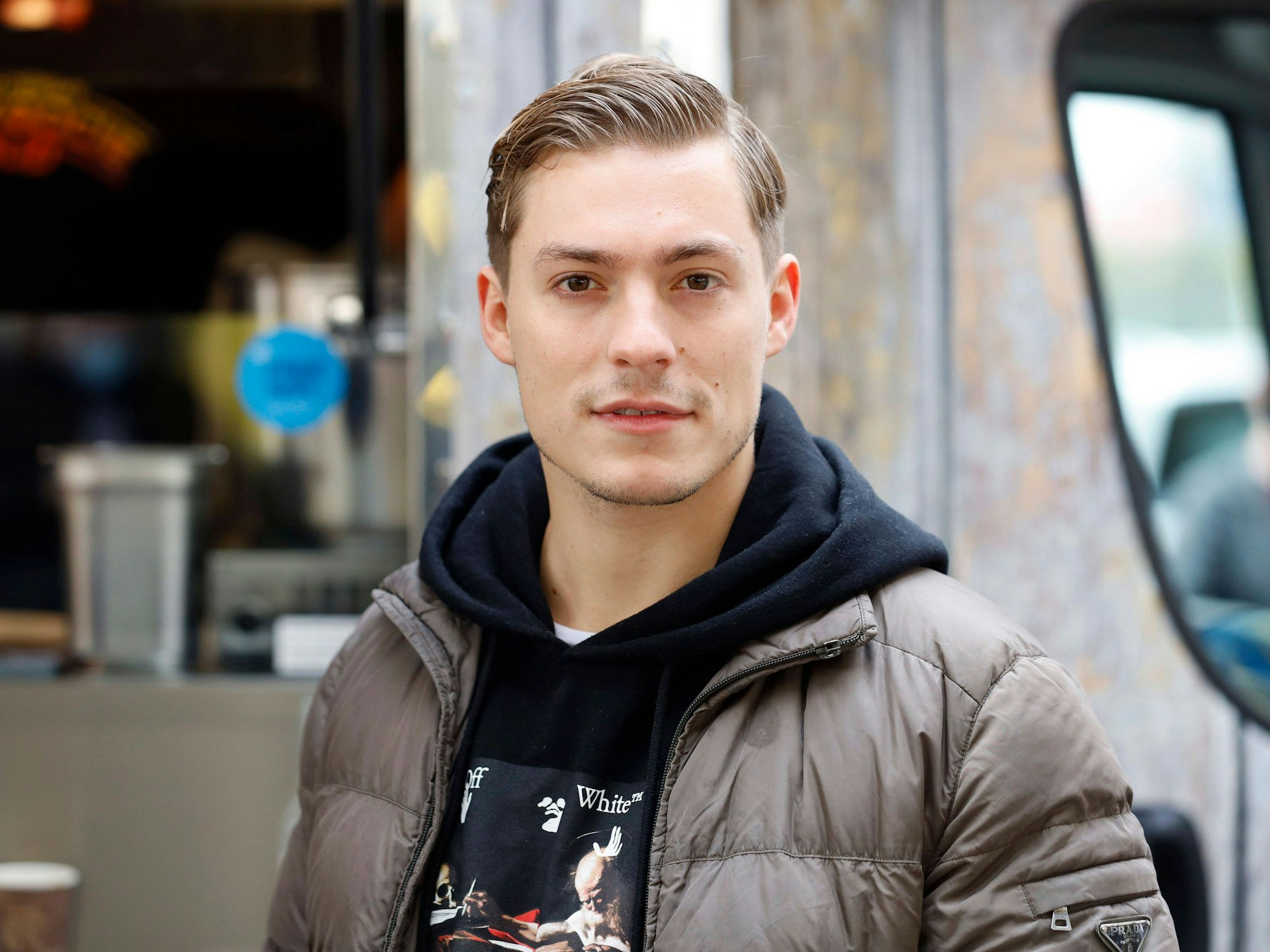 Henrik Stoltenberg am 16. April 2021 bei der Eröffnung von Willi Herrens „Rievkooche Bud“.