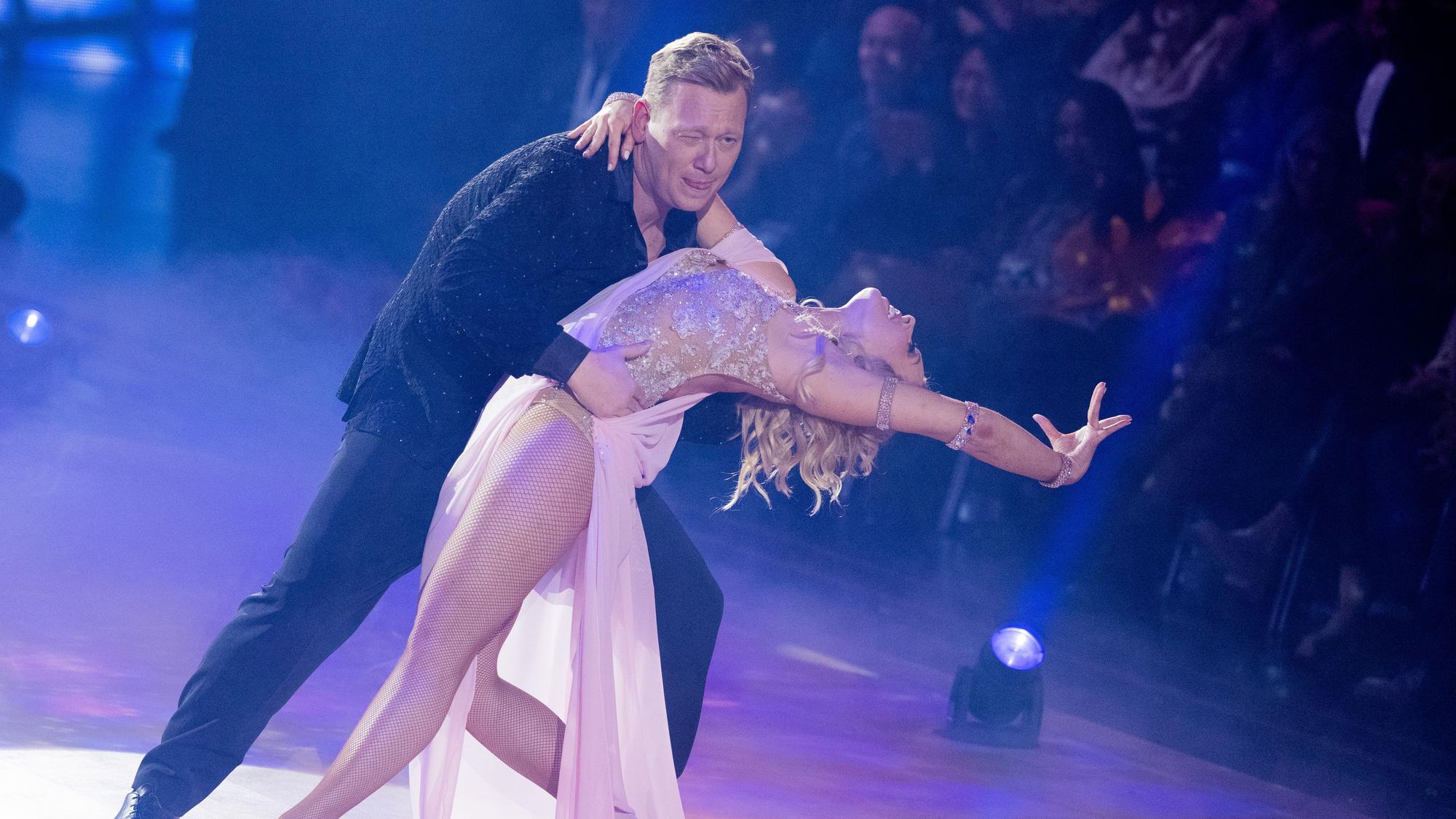 Knossi (bürgerlich Jens Knossalla), Youtuber, und Isabel Edvardsson, Profitänzerin, tanzen in der RTL-Tanzshow „Let's Dance“ im Coloneum.