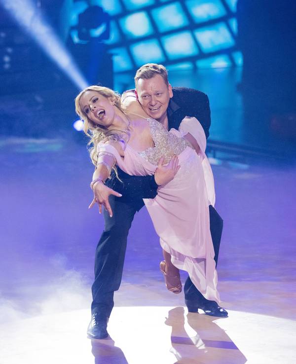 Knossi (bürgerlich Jens Knossalla), Youtuber, und Isabel Edvardsson, Profitänzerin, tanzen in der RTL-Tanzshow „Let's Dance“ im Coloneum.