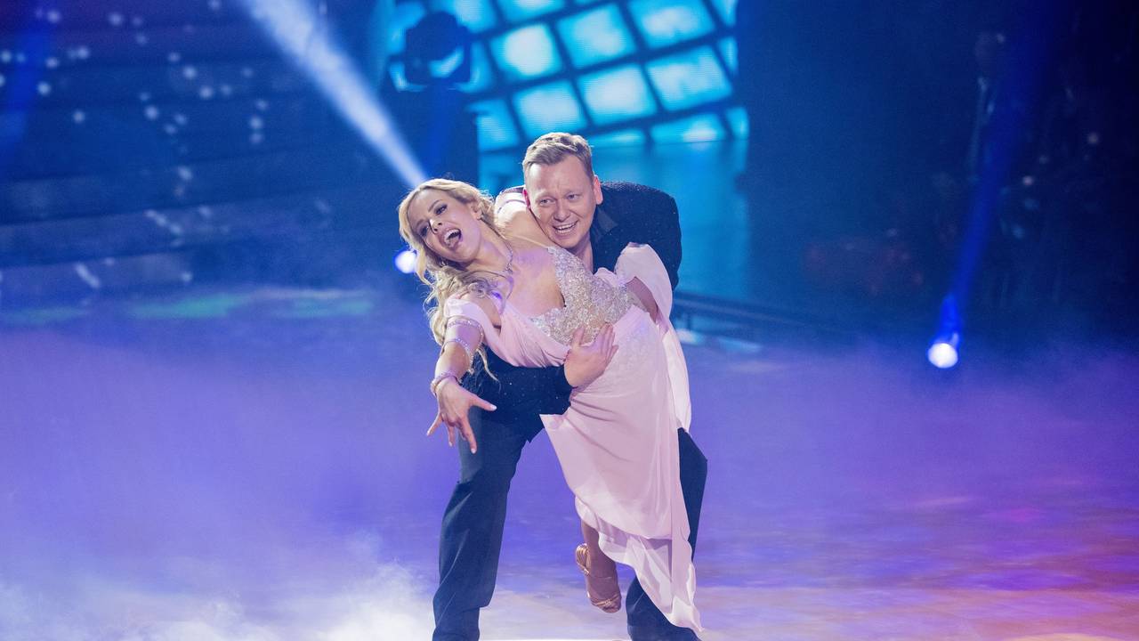 Knossi (bürgerlich Jens Knossalla), Youtuber, und Isabel Edvardsson, Profitänzerin, tanzen in der RTL-Tanzshow „Let's Dance“ im Coloneum.