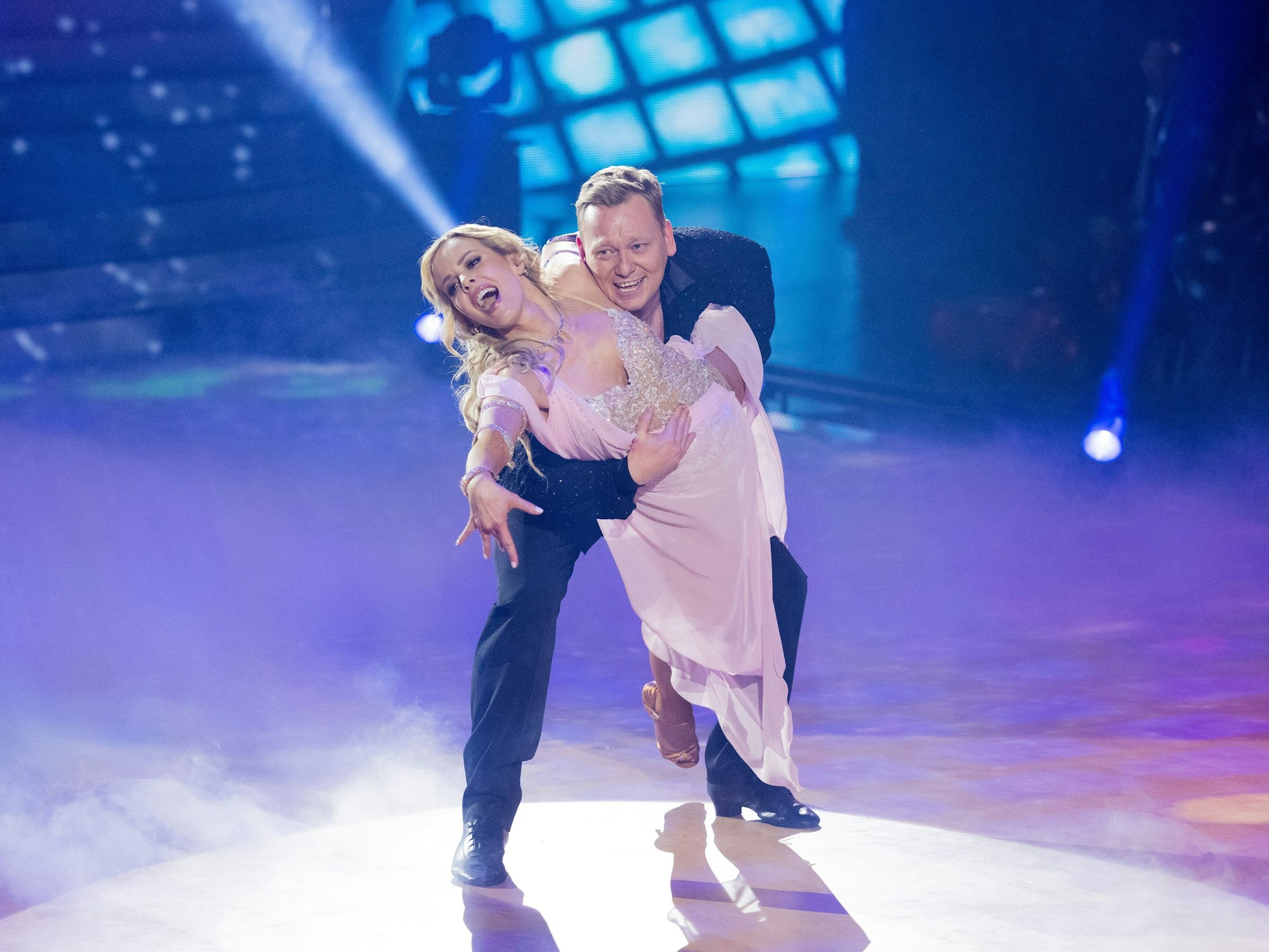 Knossi (bürgerlich Jens Knossalla), Youtuber, und Isabel Edvardsson, Profitänzerin, tanzen in der RTL-Tanzshow „Let's Dance“ im Coloneum.
