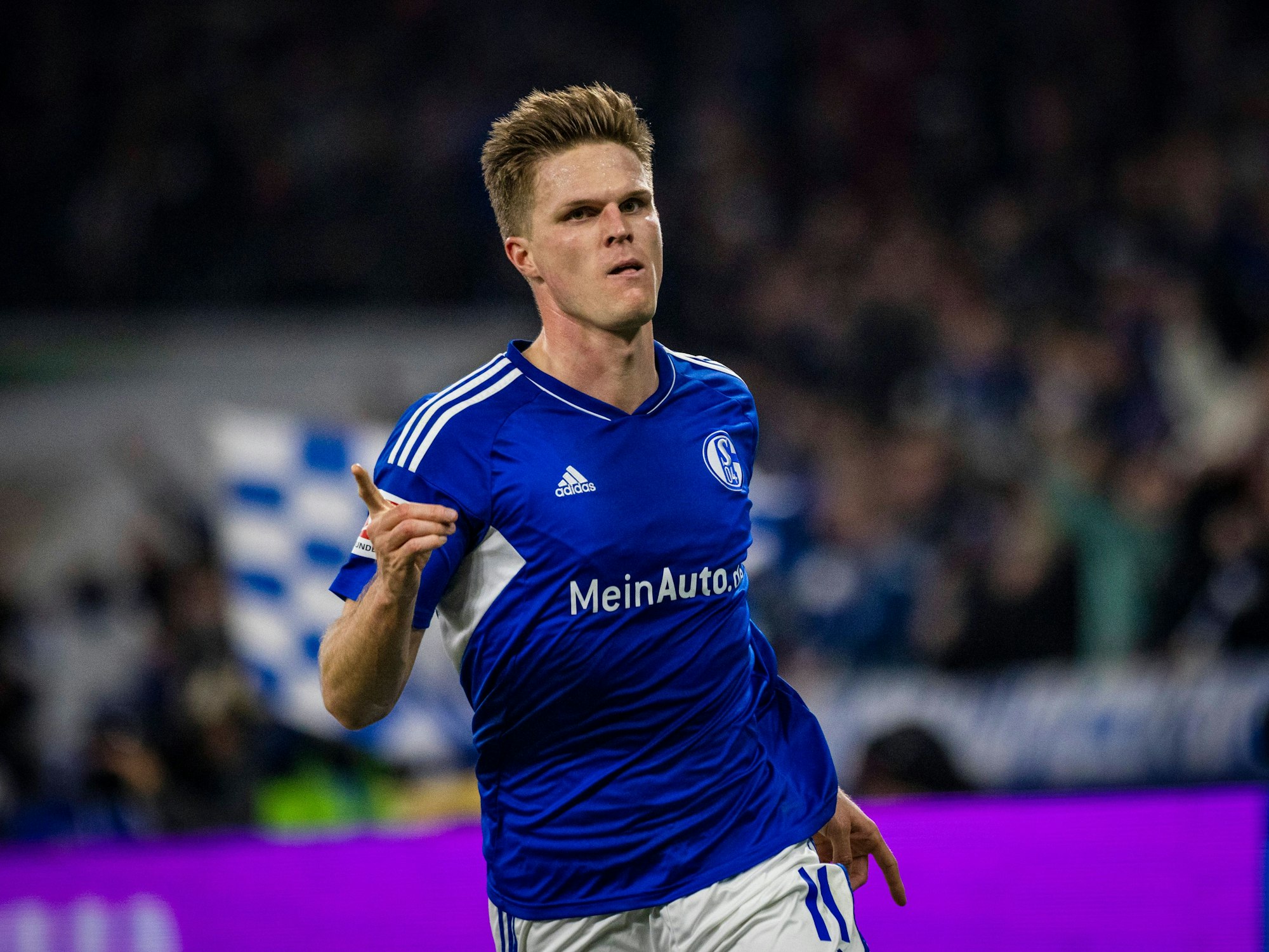 Marius Bülter jubelt über seinen Treffer.