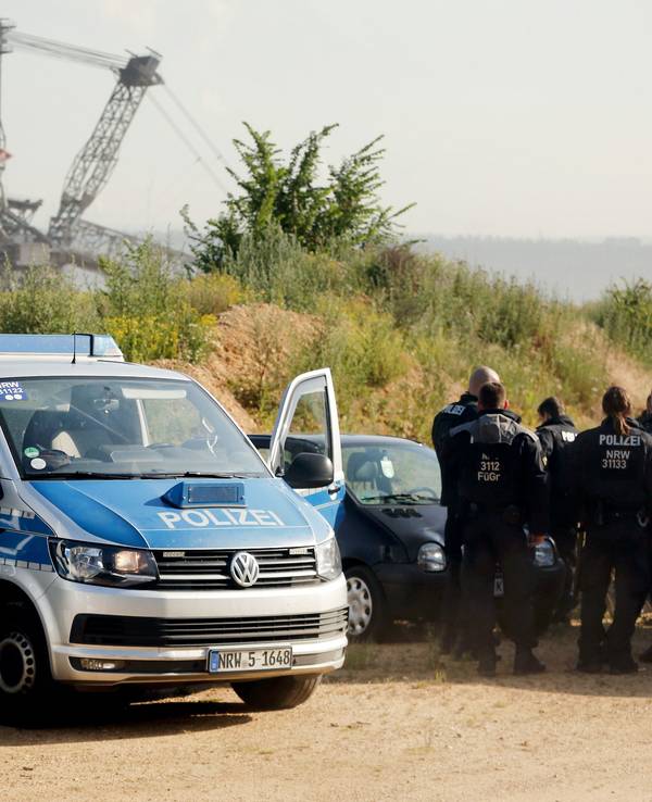 Polizeifahrzeuge stehen am Hambacher Forst.