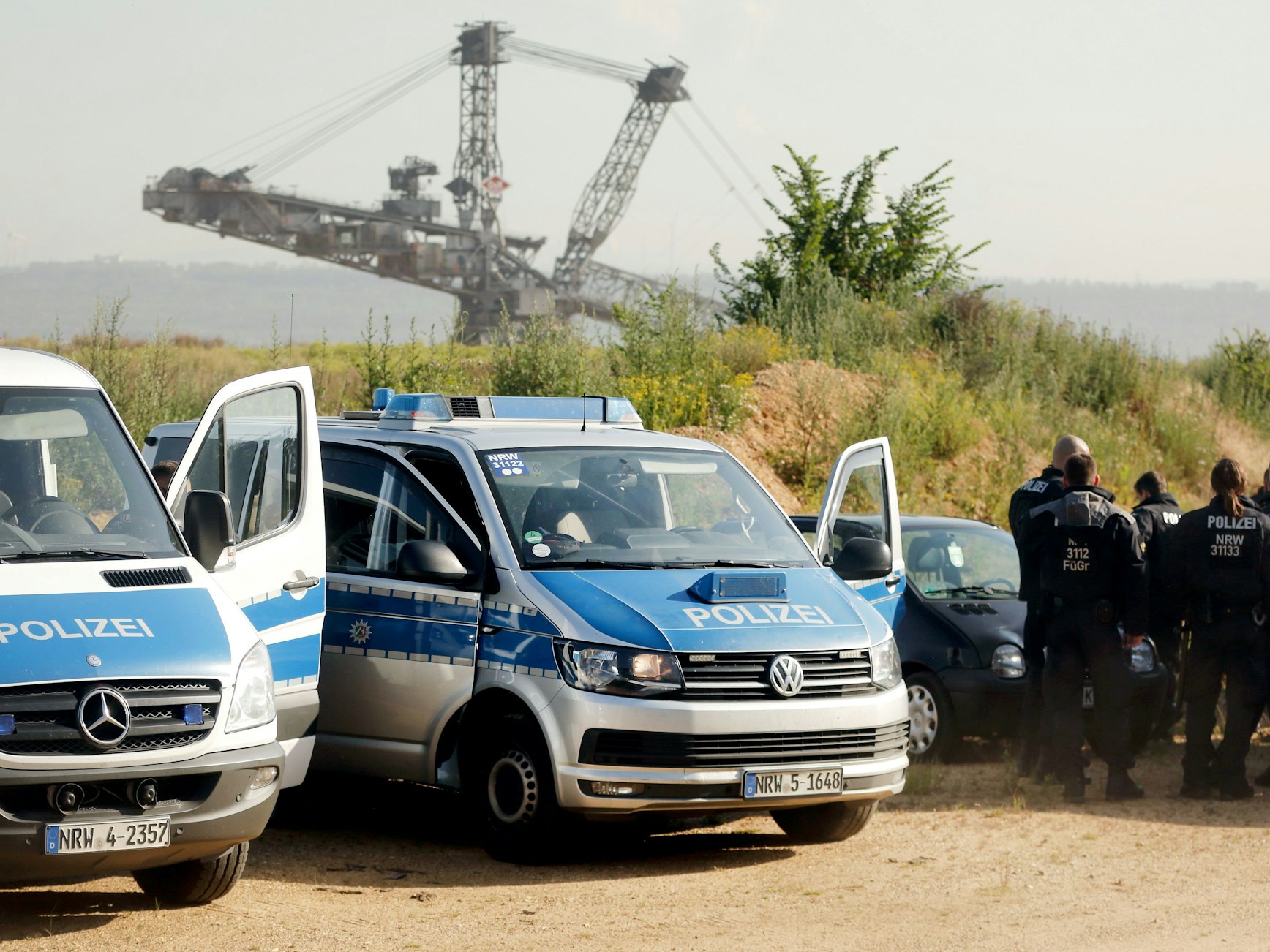 Polizeifahrzeuge stehen am Hambacher Forst.