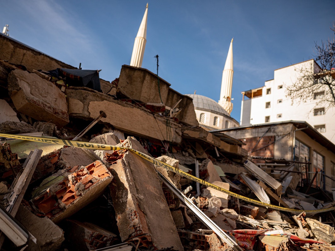 Trümmer eines zusammengestürzten Hauses in Pazarcik (Türkei) liegen am 21. Februar 2023 in der vom Erdbeben schwer getroffenen Stadt Pazarcik in der Region Kahramanmaras (Türkei).