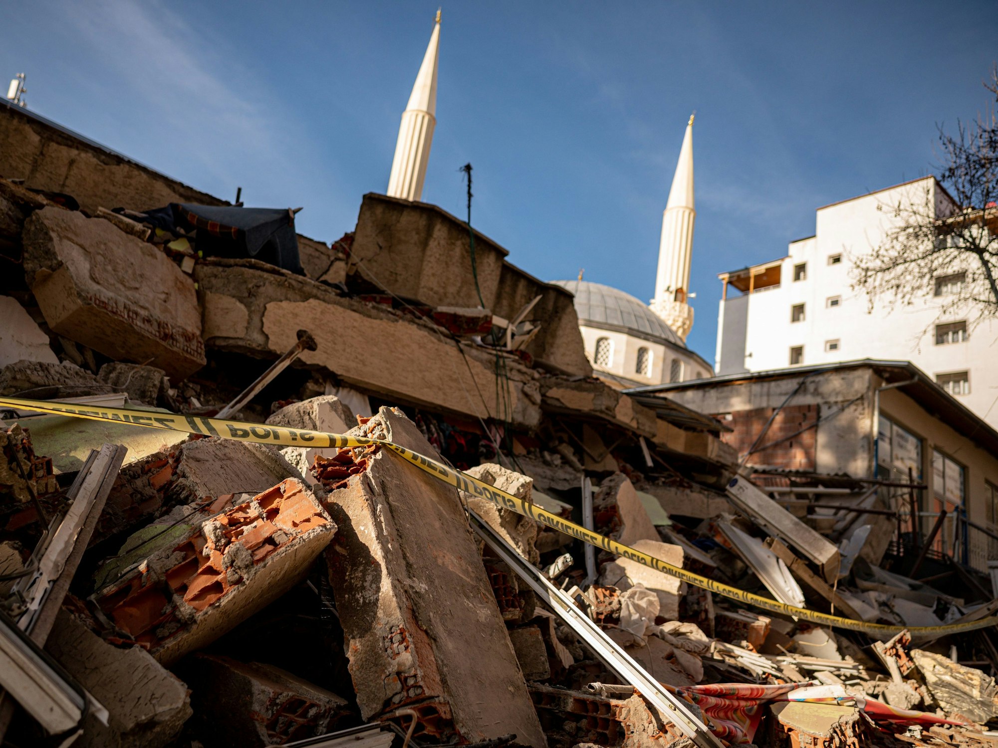 Trümmer eines zusammengestürzten Hauses in Pazarcik (Türkei) liegen am 21. Februar 2023 in der vom Erdbeben schwer getroffenen Stadt Pazarcik in der Region Kahramanmaras (Türkei).