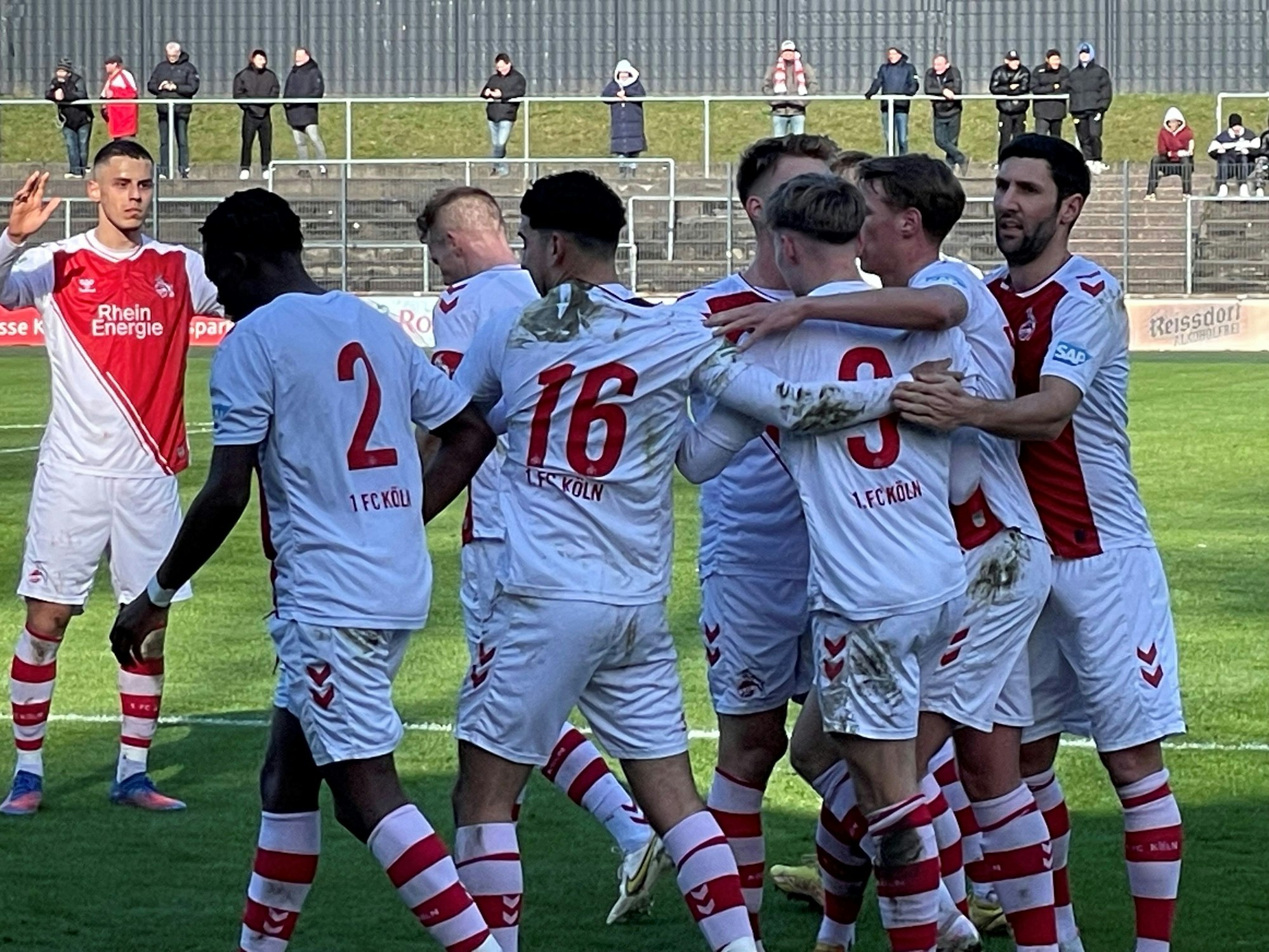 Die FC-Spieler feiern ihr Tor gegen Preußen Münster.