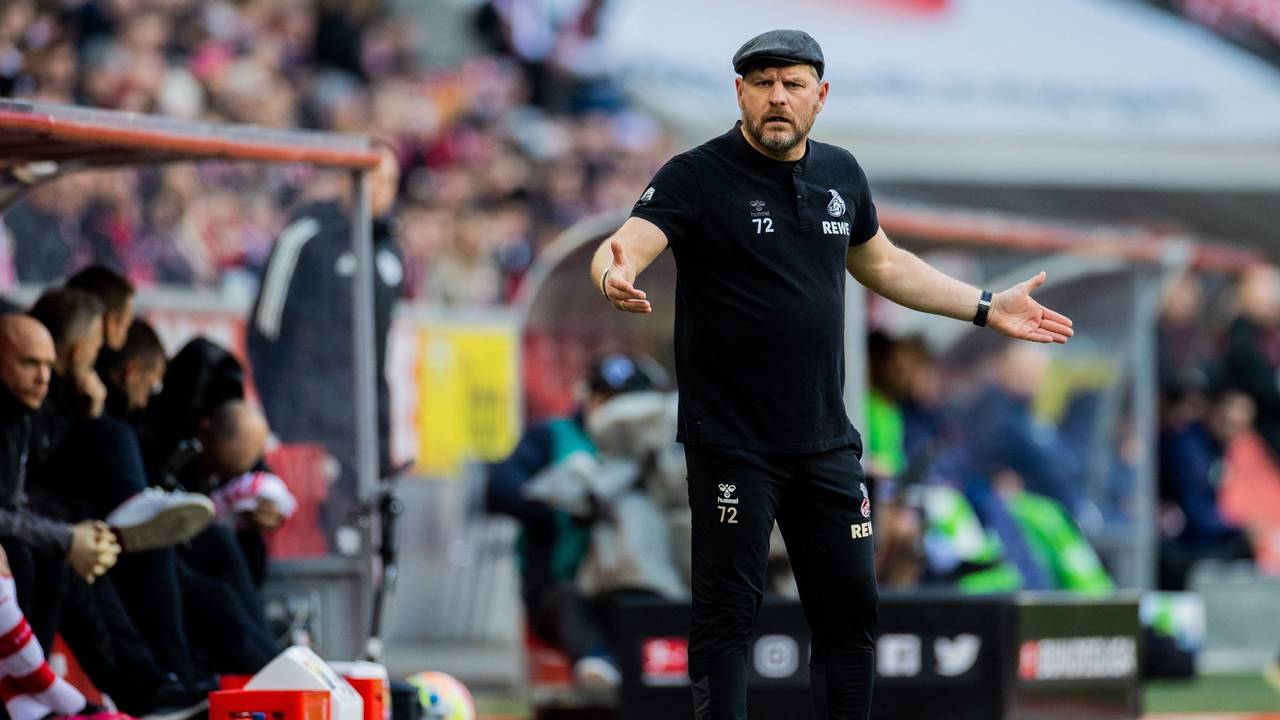 Steffen Baumgart ärgert sich gegen Wolfsburg.